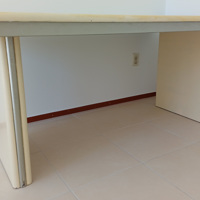 Een stevige mdf tafel. De poten kunnen worden afgeschroefd.