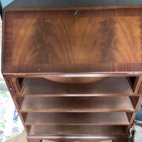 Antiek bureautje. Bureaublad kan worden gesteund. 