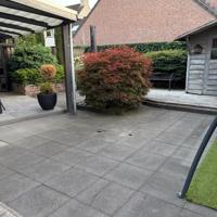 85 terrastegels en 125 betontegels