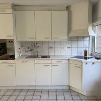 Witte basic keuken met o.a. vaatwasser, kookplaat en oven