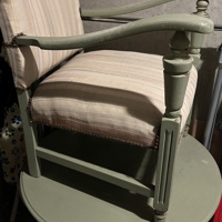 2 vintage stoeltjes en een ronde tafel