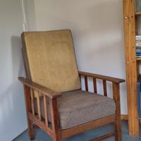 oude houten rookstoel met kussens