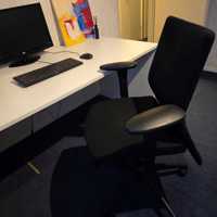 Bureautafel,  stoel en ladekast