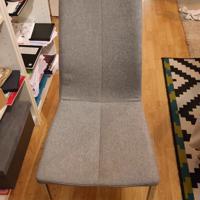 Lichtgrijze (eettafel)stoelen