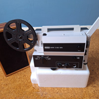 8mm filmprojector met losse luidspreker.