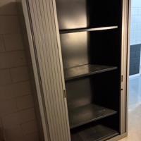 Grijze kantoorkast met schuifdeuren