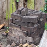 Klinkers 5×20.  8 vierkante meter daarbij nog een stapel halve steentjes