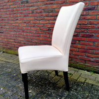 Praktische tafel met 4 stoelen