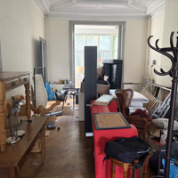 Meerdere tafels en andere meubels