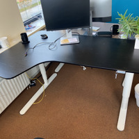 2 Grote elektrisch verstelbare bureaus