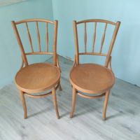 Twee houten stoelen
