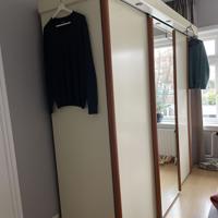 Kledingkast met schuifdeuren