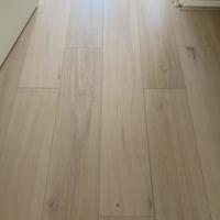 Licht grijze laminaat vloer