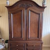 Massief eiken kast. Bestaat uit 2 delen.