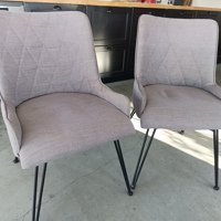 Twee gestoffeerde eetkamerstoelen 