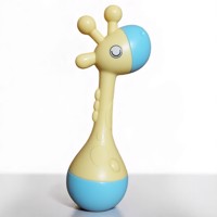 Giraf rammelaar geel blauw