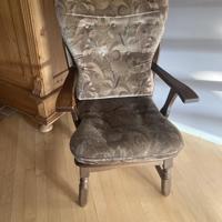 Hoge stoel, goede zit evt met taupe kleur doek erbij