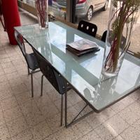 3x tafel met glazen plaat met 4 stoelen per tafel