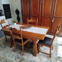 Houten tafel uittrekbaar - Mechelse stijl en 6 bijhorende stoelen met leder bekleed