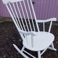 Witte, houten schommelstoel 