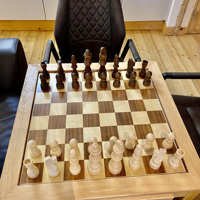 Als Nieuwe Schaak Bijzettafel met twee Leren Stoelen 