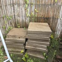 Ongeveer 75 stoeptegels 