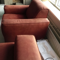 Rode bank + stoel deel verkleurd door de zon. Bank 3 meterlang