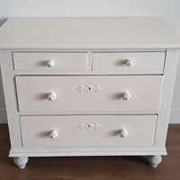 witte houten kast 