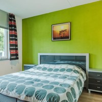 Tweepersoonsbed met matrassen en nachtkastjes