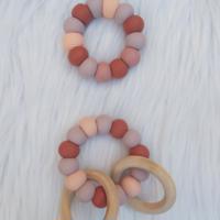 Baby geschenkset bijtring + rammelaar oranje aarde tint