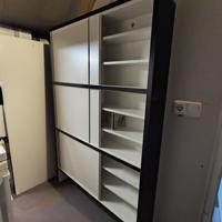 Opbergkast voor CD, DVD en/of VHS.