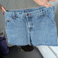 korte jeans broek dames gedragen