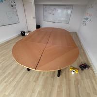 Grote ovale (vergader)tafel