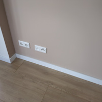 Witte hoge plinten 