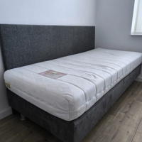 Mooie boxspring met matras en hoofdbord