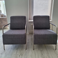 2 grijsblauwe stoelen