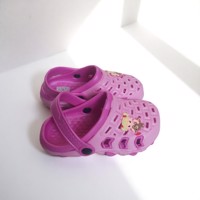 Crocs slipper schoen horizontaal pink fuchsia met meisje 30