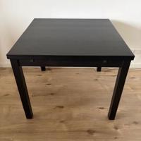 donkerbruine/zwarte uitschijfbare eettafel