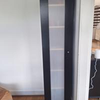 Smalle kast met planken