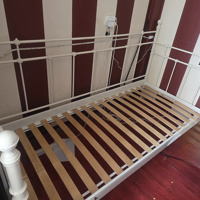 1 persoons bed met lattenbodem en dikke matras