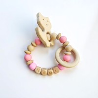 Gepersonaliseerde houten naam rammelaar dier roze