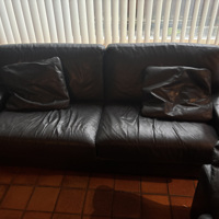 2 zwarte leren banken en stoel