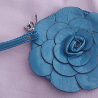 Avondtasje met bloem in blauw