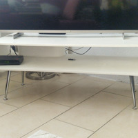 Witte salontafel, nu in gebruik als tv kast, aangeboden