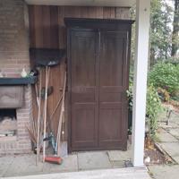 Vintage kast. Heeft buiten onder afdak gestaan. Is nog stevig.