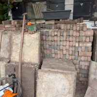 Waaltjes (18m2) en grindtegels (+/- 80 stuks 50x50cm) - al uit de grond