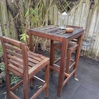 Hoge tuinset / bar set met twee krukken