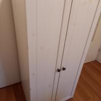 Witte Ikea kast met 3 legplanken en 2 deuren in goede staat