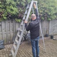 Losstaande trap, staat zelfstandig. Ongeveer 2 meter hoog.