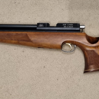 Air Arms S400 2002, noten duimgatkolf, gereguleerd